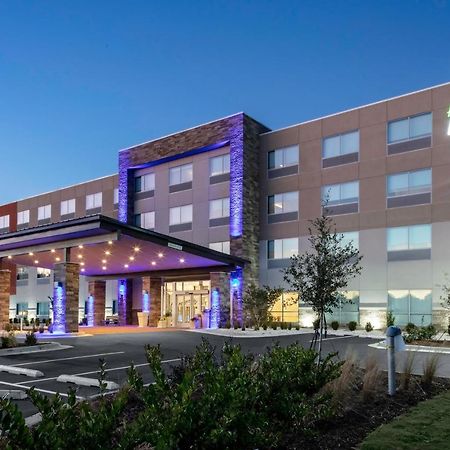Holiday Inn Express & Suites Wilmington West - Medical Park By Ihg Екстериор снимка