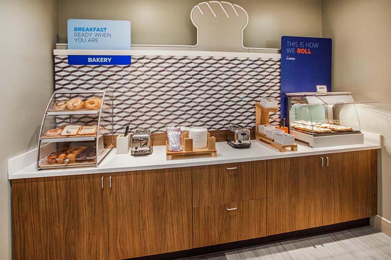 Holiday Inn Express & Suites Wilmington West - Medical Park By Ihg Екстериор снимка