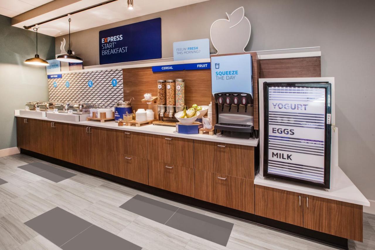 Holiday Inn Express & Suites Wilmington West - Medical Park By Ihg Екстериор снимка