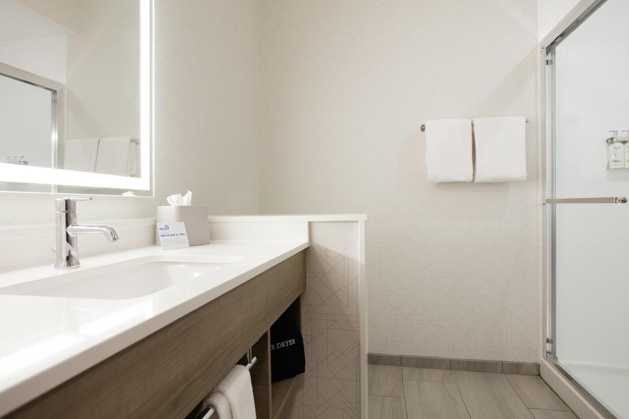 Holiday Inn Express & Suites Wilmington West - Medical Park By Ihg Екстериор снимка