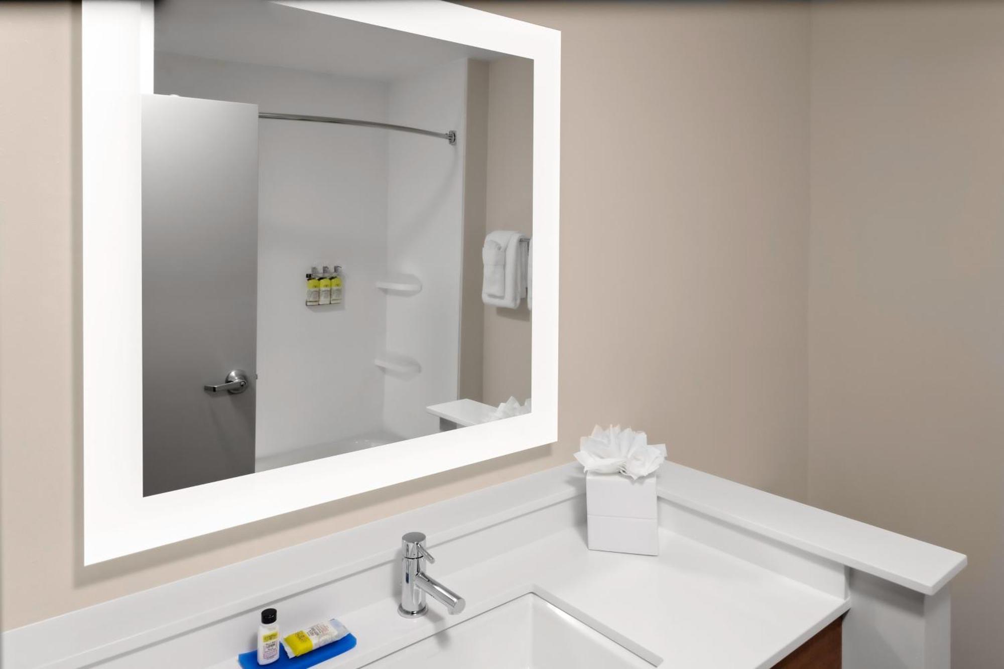 Holiday Inn Express & Suites Wilmington West - Medical Park By Ihg Екстериор снимка