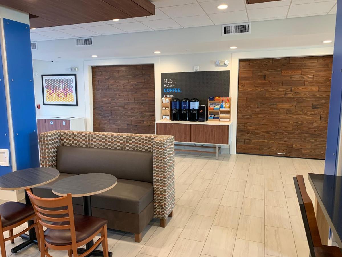 Holiday Inn Express & Suites Wilmington West - Medical Park By Ihg Екстериор снимка