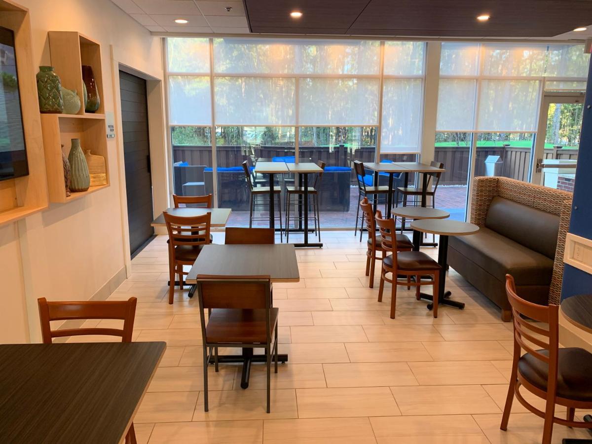 Holiday Inn Express & Suites Wilmington West - Medical Park By Ihg Екстериор снимка