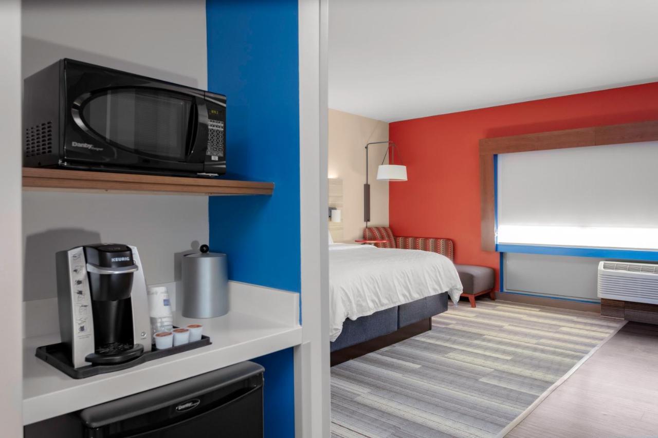 Holiday Inn Express & Suites Wilmington West - Medical Park By Ihg Екстериор снимка