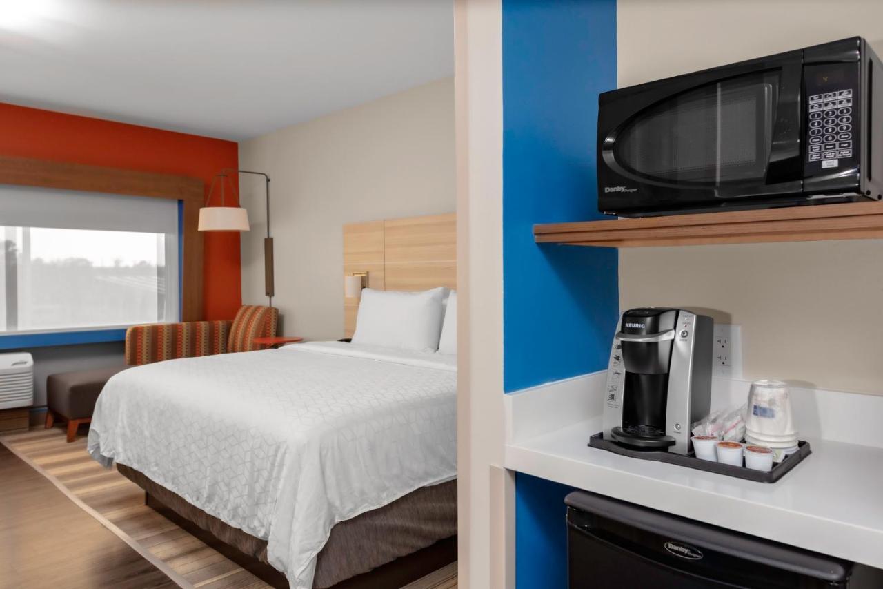 Holiday Inn Express & Suites Wilmington West - Medical Park By Ihg Екстериор снимка