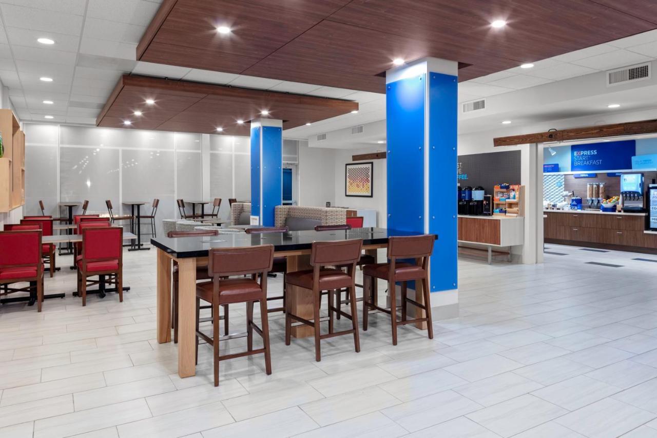 Holiday Inn Express & Suites Wilmington West - Medical Park By Ihg Екстериор снимка