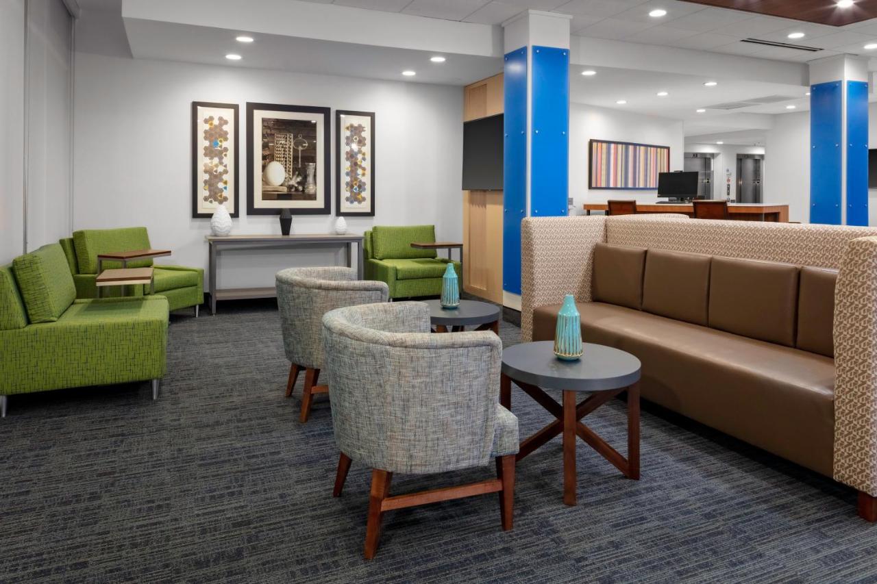 Holiday Inn Express & Suites Wilmington West - Medical Park By Ihg Екстериор снимка