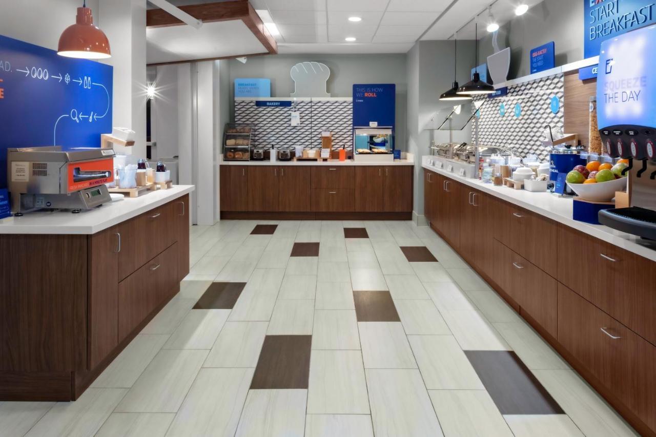 Holiday Inn Express & Suites Wilmington West - Medical Park By Ihg Екстериор снимка