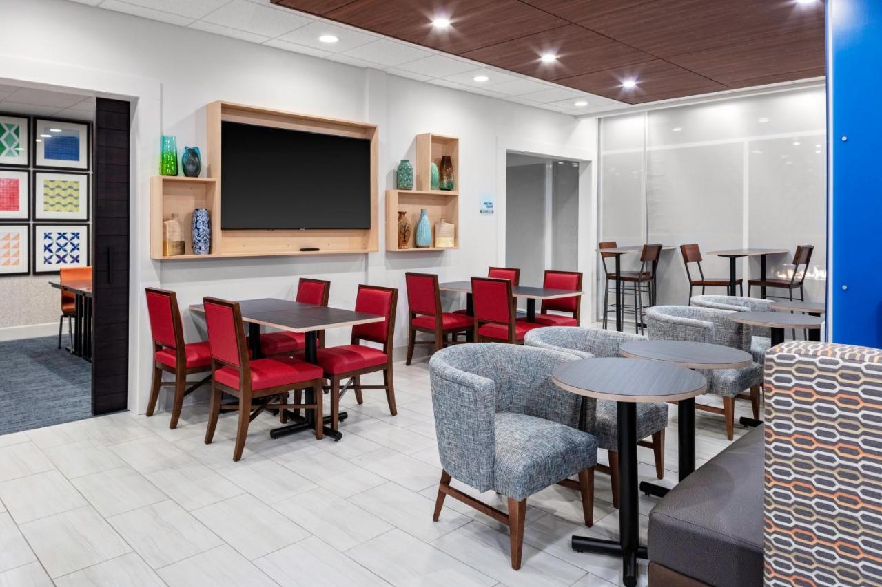 Holiday Inn Express & Suites Wilmington West - Medical Park By Ihg Екстериор снимка