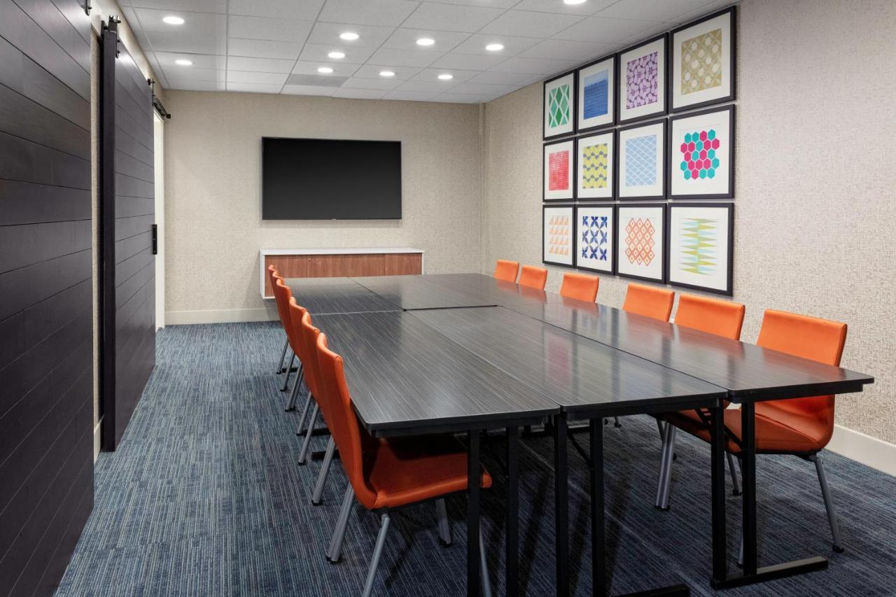 Holiday Inn Express & Suites Wilmington West - Medical Park By Ihg Екстериор снимка