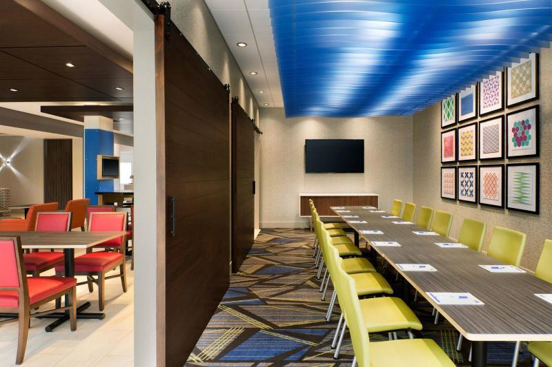 Holiday Inn Express & Suites Wilmington West - Medical Park By Ihg Екстериор снимка