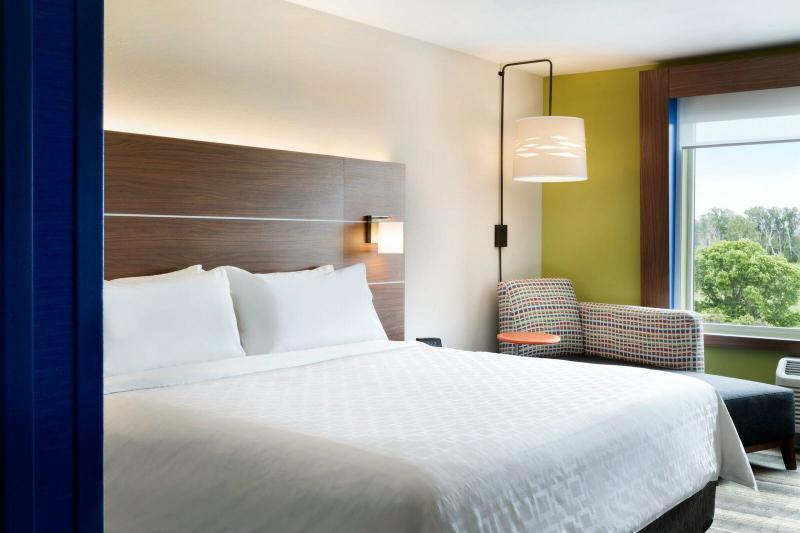 Holiday Inn Express & Suites Wilmington West - Medical Park By Ihg Екстериор снимка