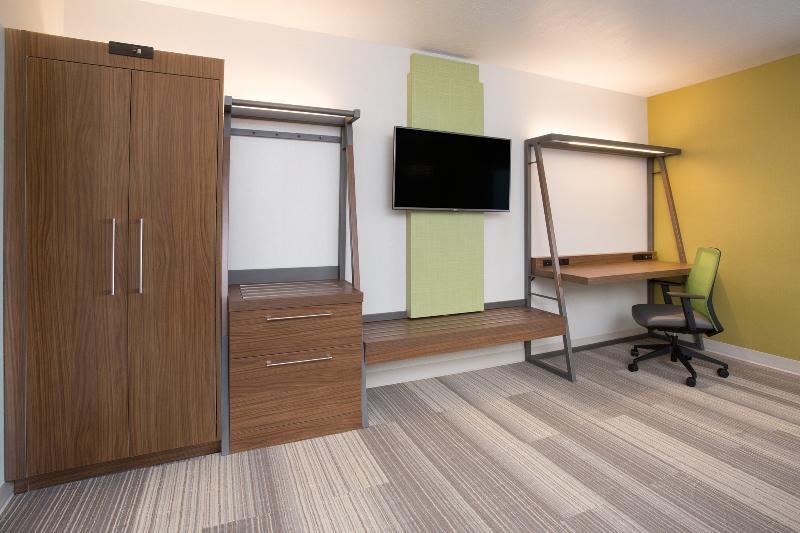 Holiday Inn Express & Suites Wilmington West - Medical Park By Ihg Екстериор снимка